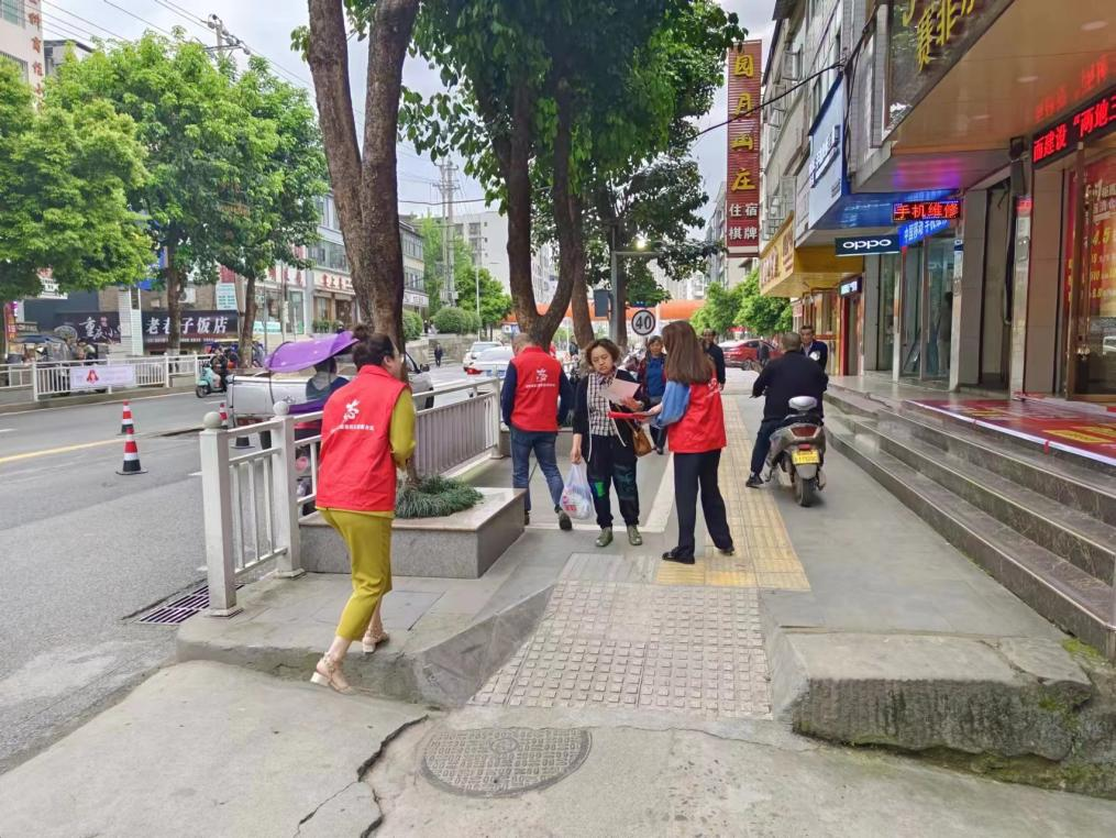 巴中市秦巴農(nóng)業(yè)融資擔(dān)保股份有限公司開展“創(chuàng)建文明城市，傳遞文明理念”主題創(chuàng)文宣傳活動
